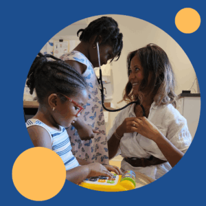 La Dre Yanouchka Labrousse en consultation en clinique de pédiatrie sociale avec un enfant à L'Envol.