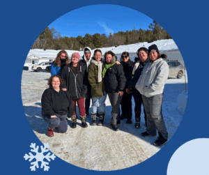 Photo de groupe des jeunes mères et enfants lors du camp d'hiver du Centre de jour de L'Envol.