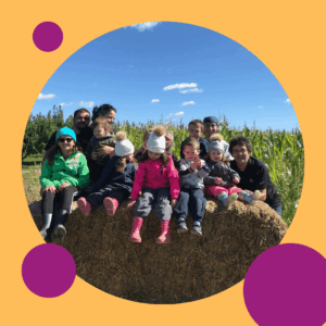 Familles participant à une sortie extérieure organisée par le Centre de jour de L'Envol.