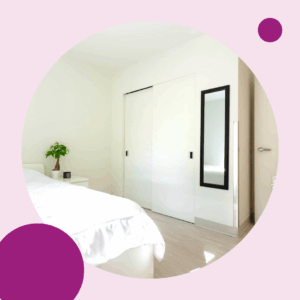 Vue de la chambre principale dans un appartement d'Habitation Les Chrysalides à L'Envol.
