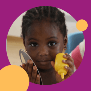 Des enfants de 0 à 5 ans participent à des activités éducatives à la halte-garderie Tirelou de L'Envol.