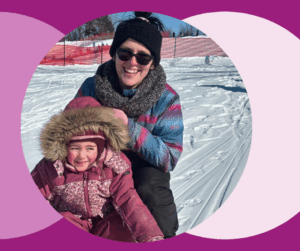 Maman et enfant participant à une activité hivernale organisée par L’Envol à Longueuil