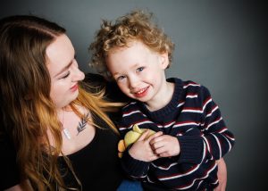 Jeune maman et son garçon accompagnés par l'organisme L'Envol à Longueuil