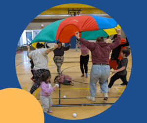 Familles participant à une activité de la relâche scolaire organisée par L’Envol à Longueuil