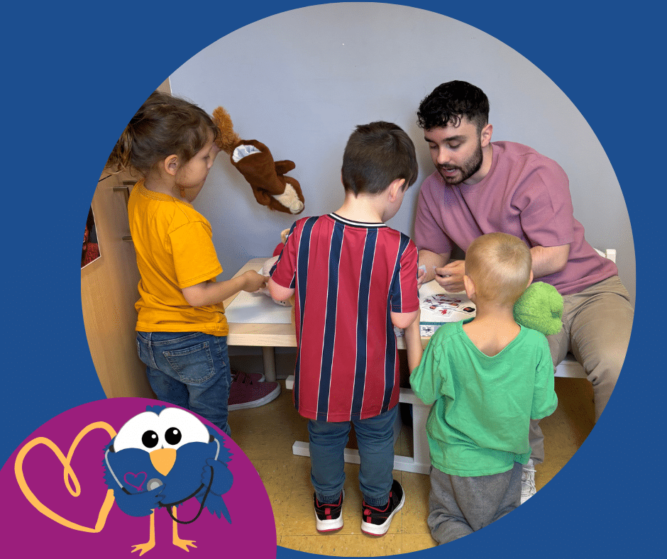 Enfants de la garderie participant à l’Hôpital des toutous avec leurs peluches